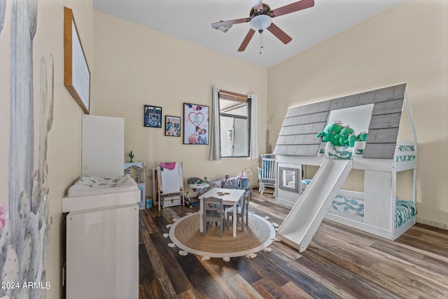 living area with wood-type flooring and ceiling fan