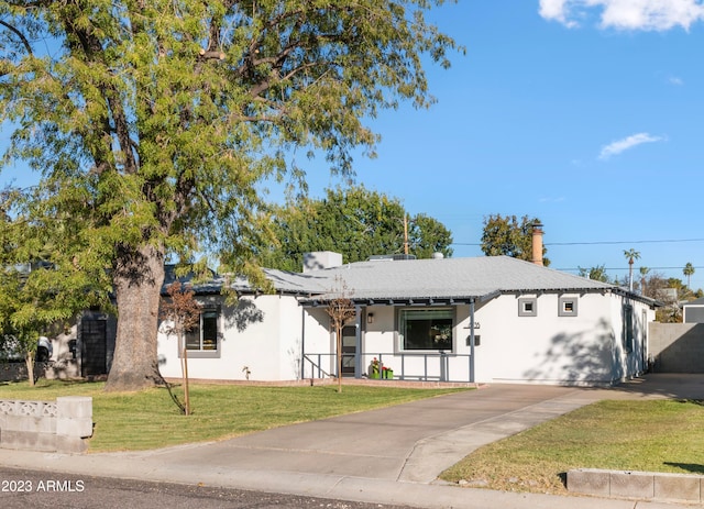 ranch-style home featuring a front lawn