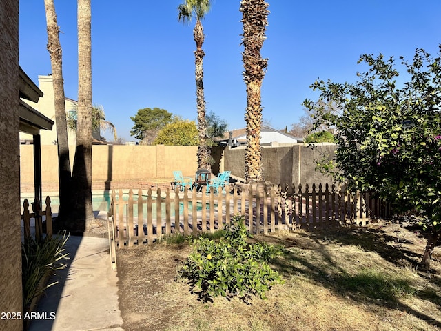 view of yard featuring a fenced in pool