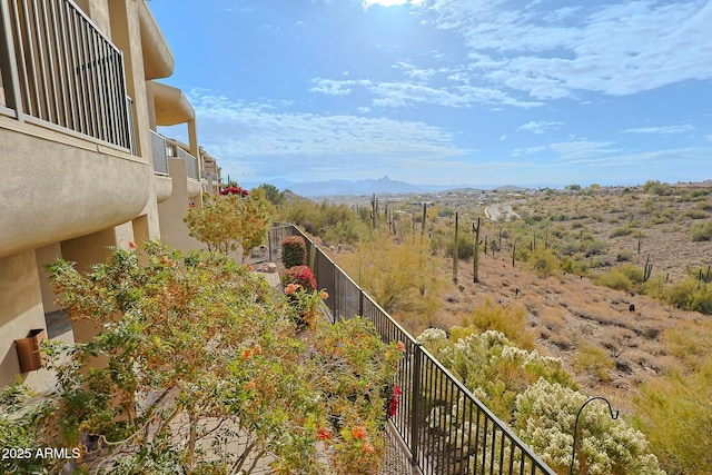 view of yard featuring a mountain view