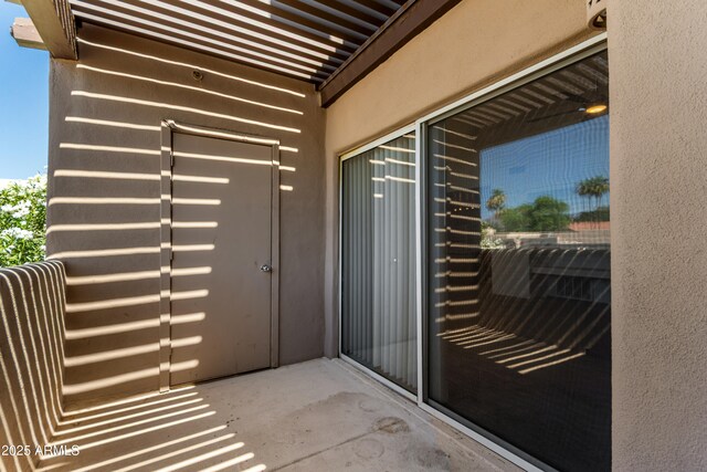 11260 N 92nd St Unit 2102, Scottsdale, AZ 85260 - entrance to property featuring stucco siding and a balcony