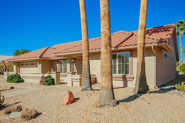 view of front facade featuring a garage