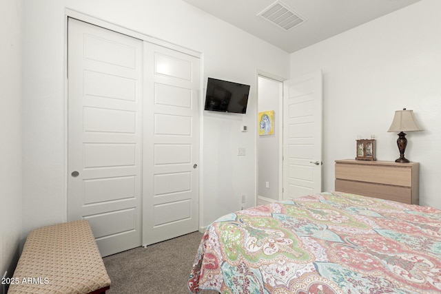 bedroom with carpet flooring and a closet