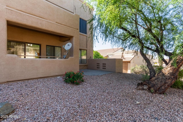 13805 N Hamilton Dr Unit H102, Fountain Hills, AZ 85268 - view of side of property featuring a patio area, stucco siding, and fence