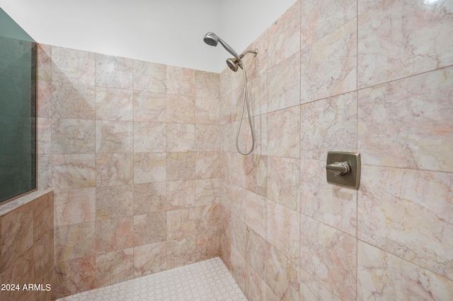 bathroom featuring tiled shower