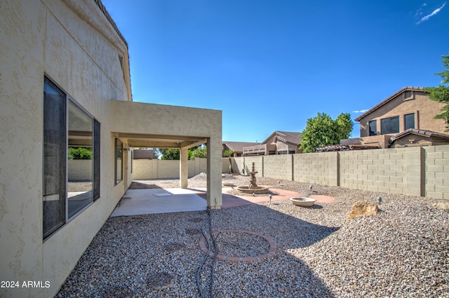 view of yard featuring a patio