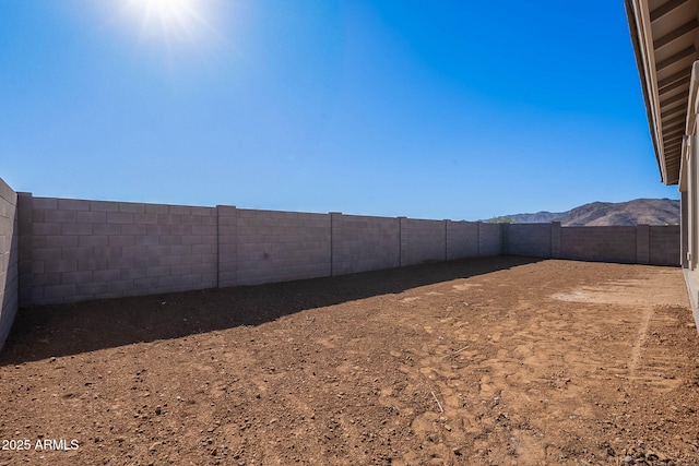 view of yard featuring a mountain view