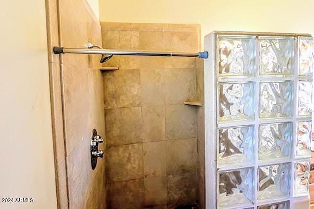 bathroom featuring a tile shower
