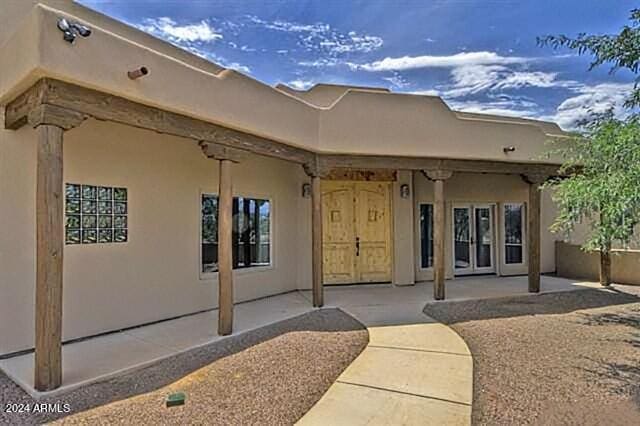 entrance to property with stucco siding