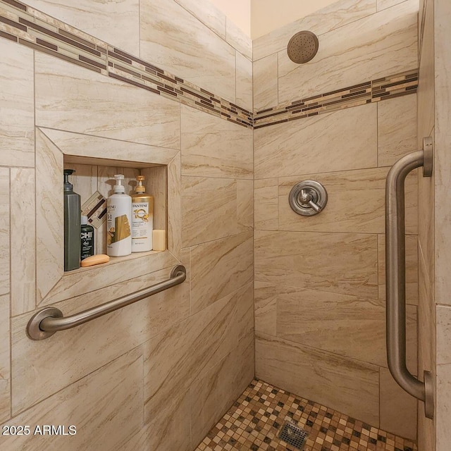 bathroom featuring tiled shower