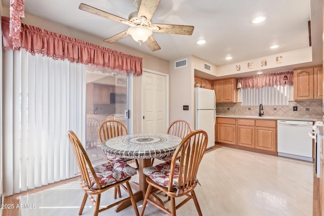 dining space featuring sink and ceiling fan