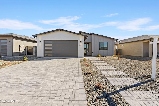 view of front facade featuring a garage