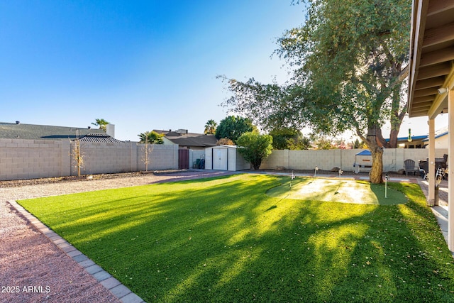 view of yard featuring a storage shed