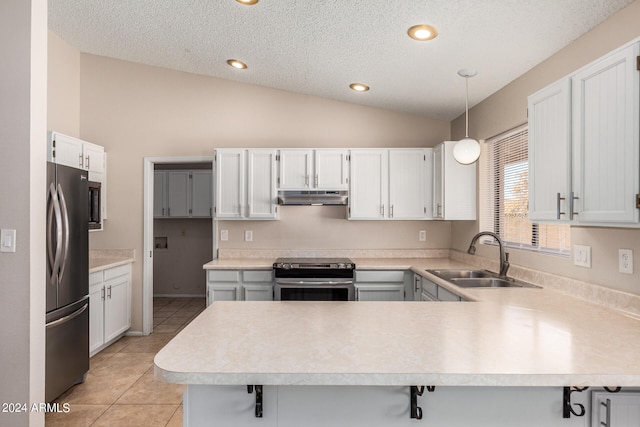 kitchen with hanging light fixtures, kitchen peninsula, stainless steel appliances, lofted ceiling, and sink