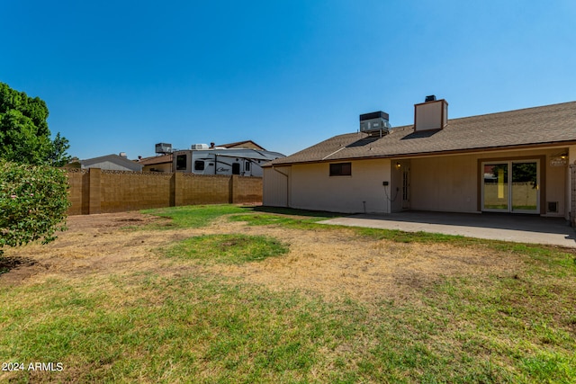 view of yard featuring a patio area