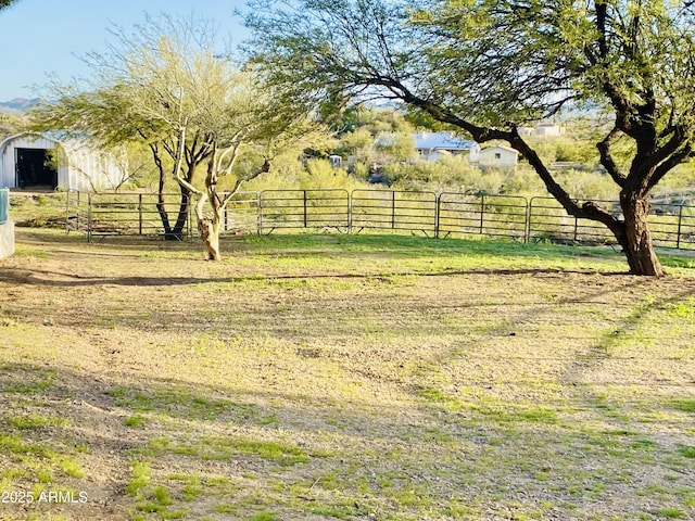 view of yard with an outbuilding