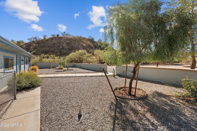 view of yard with a mountain view