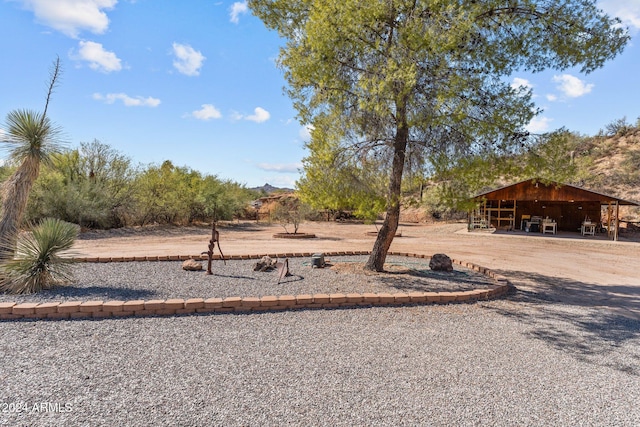 view of yard featuring an outbuilding