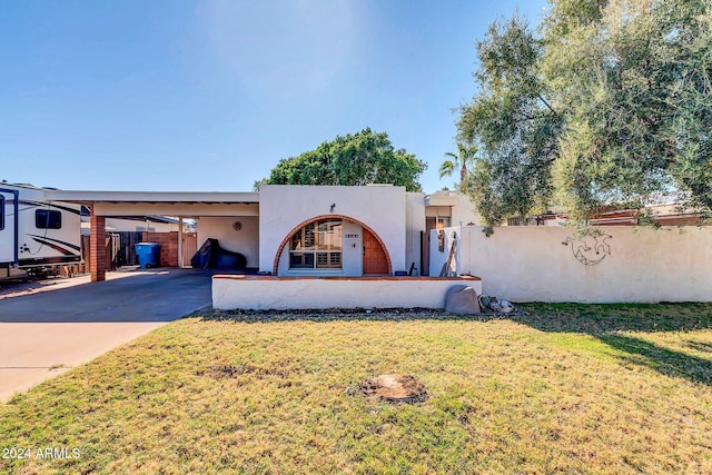 view of front of home with a carport and a front yard