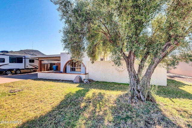 view of front of property featuring a front yard