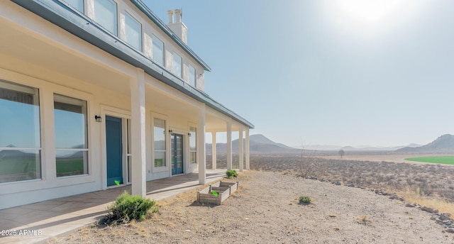 view of yard featuring a mountain view