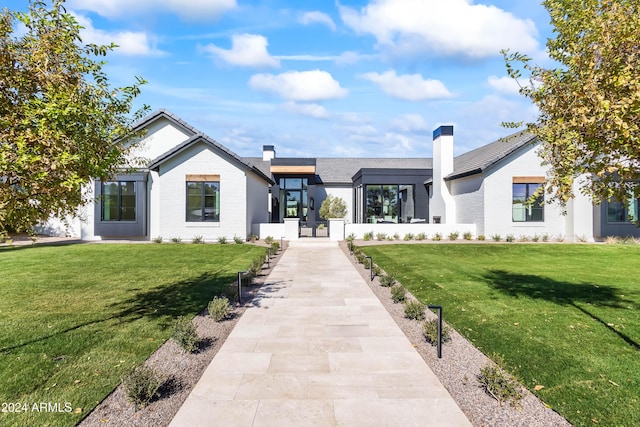 view of front of property featuring a front yard