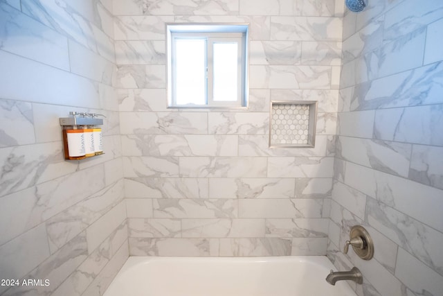 bathroom featuring tiled shower / bath combo