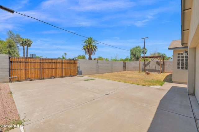 4112 N 4th Ave, Phoenix, AZ 85013 - fenced backyard with a patio area