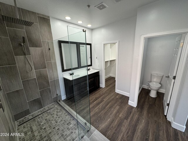 14000 N 94th St Unit 1037, Scottsdale, AZ 85260 - bathroom with a tile shower, a sink, visible vents, toilet, and wood finished floors