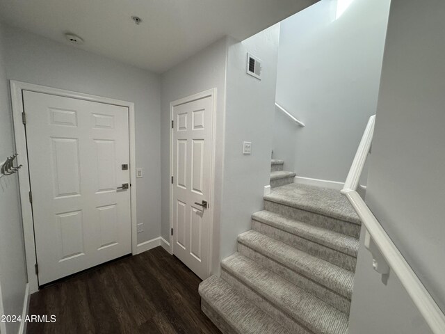 14000 N 94th St Unit 1037, Scottsdale, AZ 85260 - foyer entrance with baseboards, visible vents, stairway, and dark wood finished floors