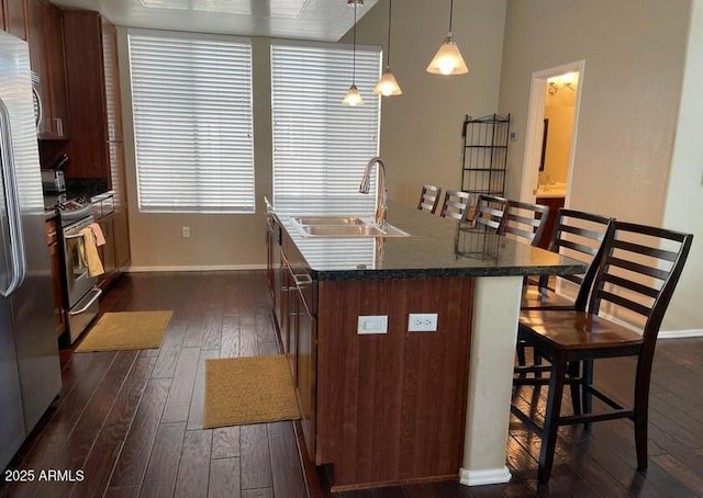 6605 N 93rd Ave Unit 1071, Glendale, AZ 85305 - kitchen with a sink, appliances with stainless steel finishes, a kitchen bar, dark wood-type flooring, and a center island with sink