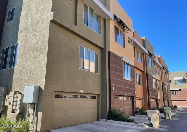 6605 N 93rd Ave Unit 1071, Glendale, AZ 85305 - view of property with a garage and concrete driveway