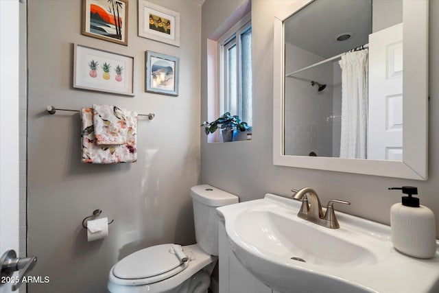 5707 N 12th Pl, Phoenix, AZ 85014 - bathroom featuring a sink, toilet, and curtained shower