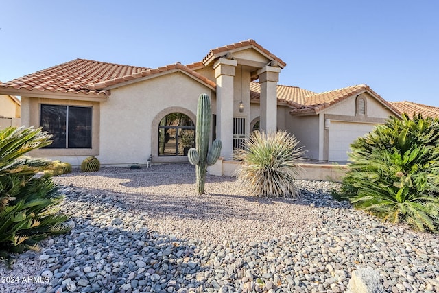 view of front of property featuring a garage