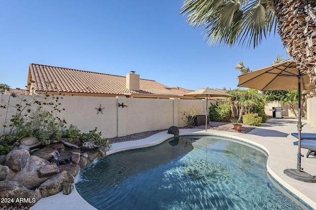 view of swimming pool featuring pool water feature