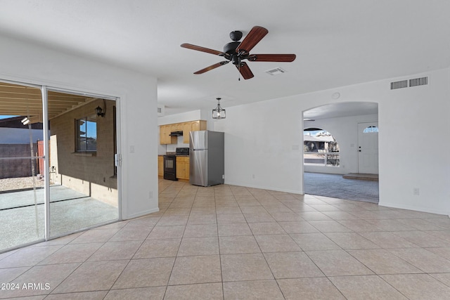 unfurnished room with light tile patterned floors and ceiling fan