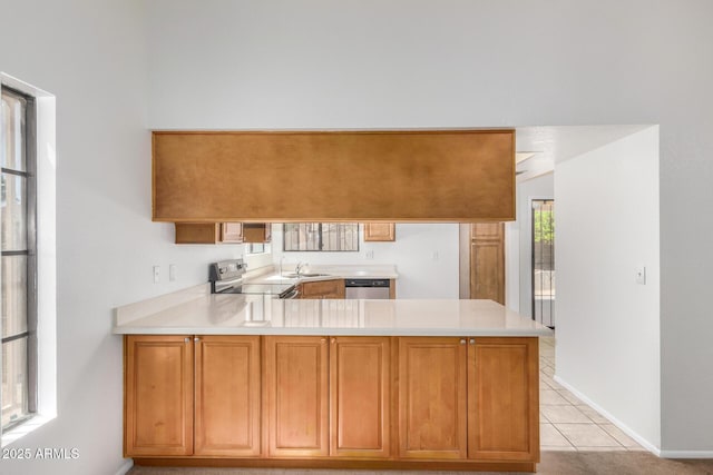6602 W Ironwood Dr, Glendale, AZ 85302 - kitchen with stainless steel appliances, a sink, a peninsula, and light countertops