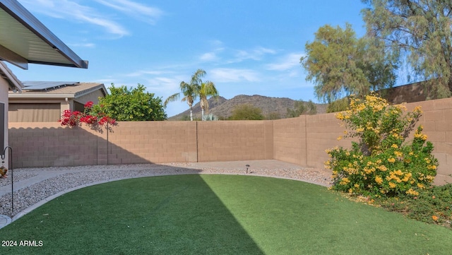 view of yard with a mountain view