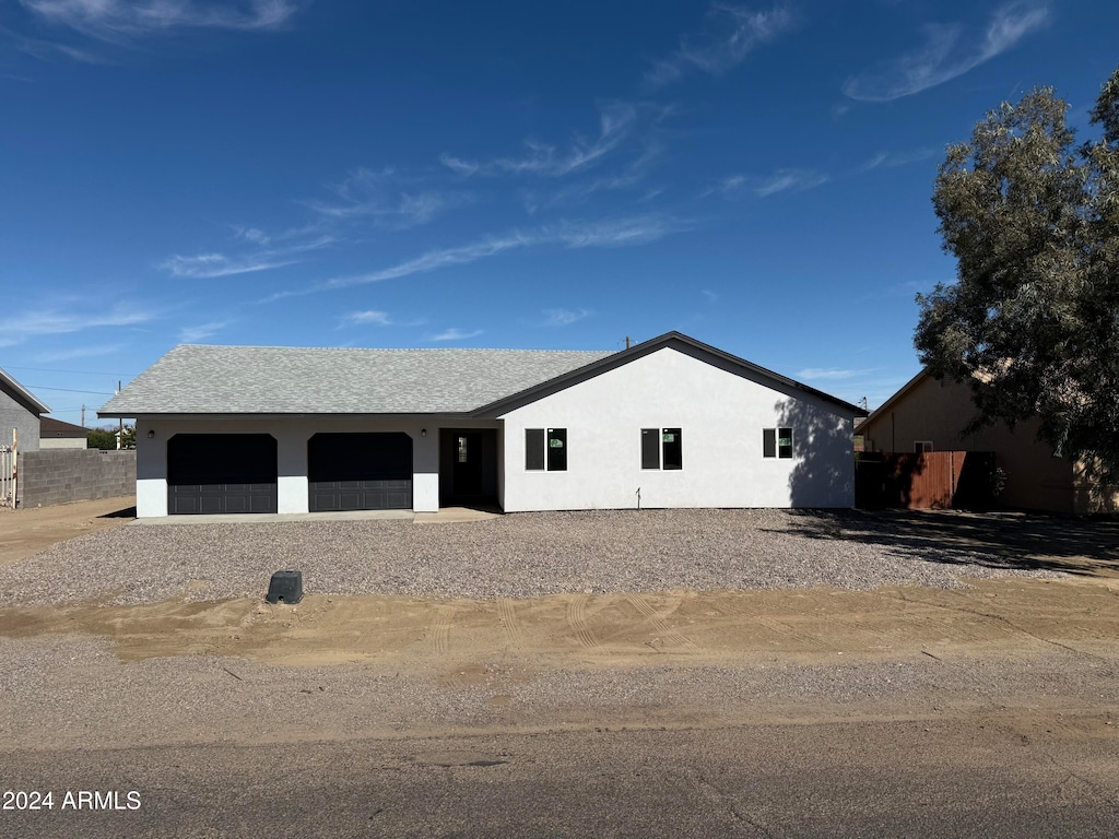 view of front facade featuring a garage