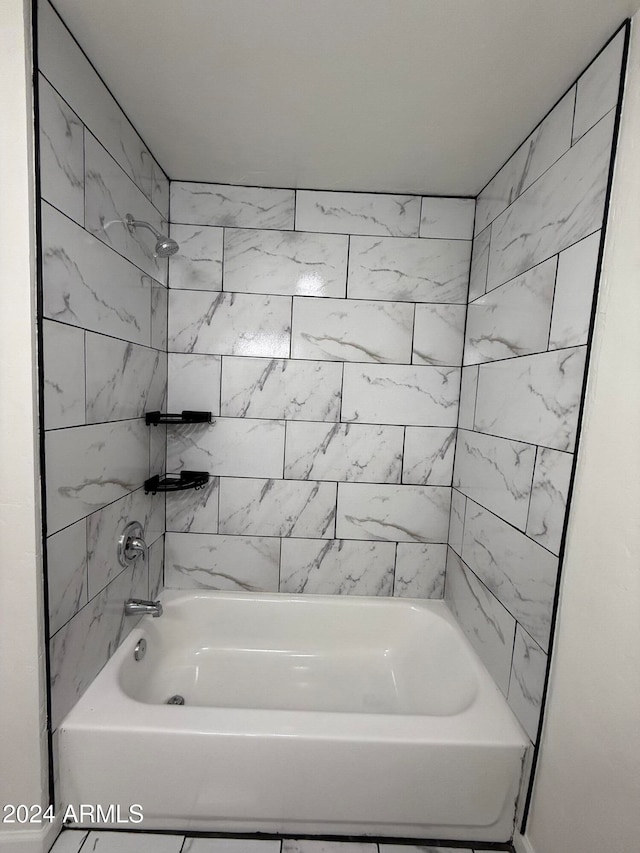 bathroom featuring tiled shower / bath combo