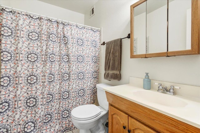 full bathroom featuring curtained shower, visible vents, vanity, and toilet