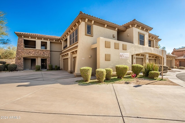 view of front facade featuring a garage