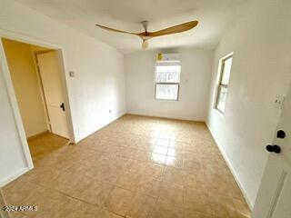 empty room featuring ceiling fan