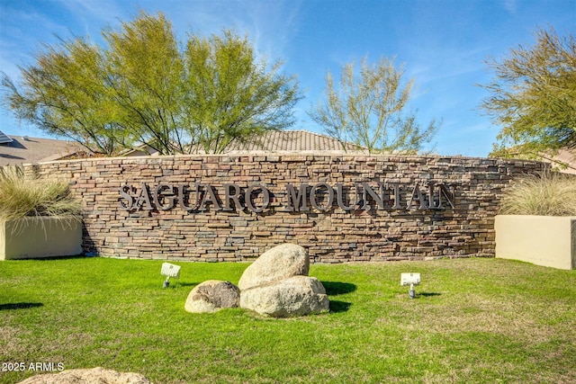 community sign with a yard