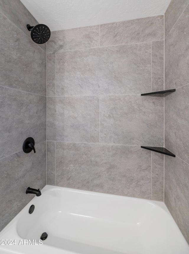 bathroom featuring tiled shower / bath