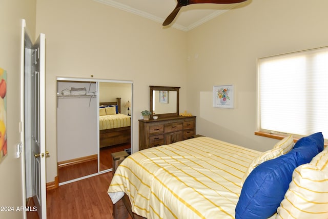 bedroom with ceiling fan, crown molding, hardwood / wood-style flooring, and a closet