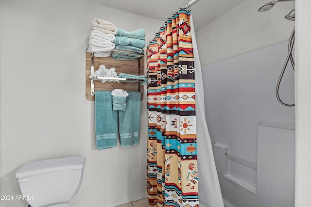 bathroom featuring a shower with curtain and toilet