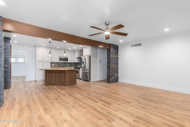 kitchen with appliances with stainless steel finishes, light hardwood / wood-style floors, an island with sink, ceiling fan, and white cabinets