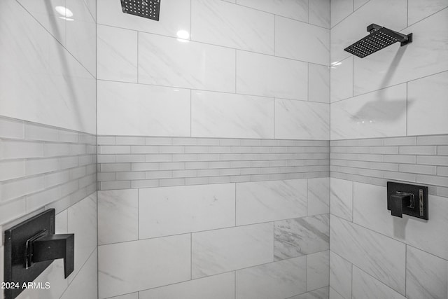 bathroom featuring a tile shower