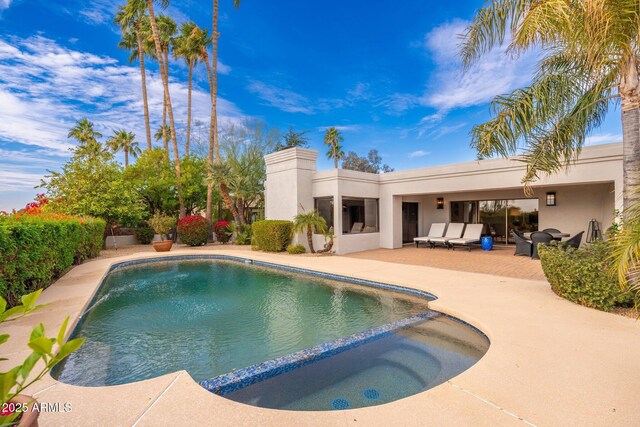 view of pool with outdoor lounge area, an in ground hot tub, and a patio